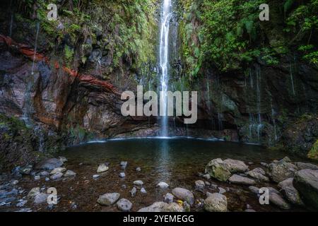 Der wunderschöne Weg PR6 Levada das 25 Fontes auf Madeira während der Sommersaison. Portugal. Stockfoto