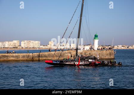 LES SABLES D'OLONNE, FRANKREICH - 31. OKTOBER 2024: Jérémie Beyou Boot (Charal) in Vorbereitung auf die Vendee Globe 2024. Stockfoto