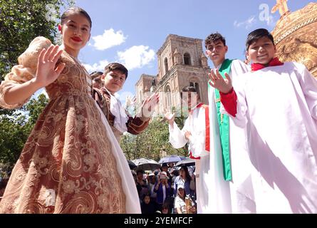 CUENCA STUDENTENPARADE FIESTAS Cuenca, Ecuador 31. Oktober 2024 heute Morgen zollten Studenten aus verschiedenen Bildungseinrichtungen der Stadt Cuenca zu Ehren ihrer 204-jährigen Unabhängigkeit Tribut. Bolivar Straße wurde von Tausenden von Bürgern gefüllt, um die Studentenparade zu beobachten, wo 2300 Studenten Tänze und Choreografien vorführten Foto Boris Romoleroux API ACE CUENCA STUDENTENPARADE FESTLICHKEITEN 7e13a0008388b3471d53c85bc694798a Copyright: XBORISxROMOLEROUXx Stockfoto