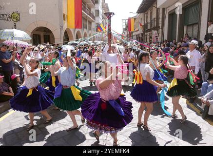 CUENCA STUDENTENPARADE FIESTAS Cuenca, Ecuador 31. Oktober 2024 heute Morgen zollten Studenten aus verschiedenen Bildungseinrichtungen der Stadt Cuenca zu Ehren ihrer 204-jährigen Unabhängigkeit Tribut. Bolivar Straße wurde von Tausenden von Bürgern gefüllt, um die Studentenparade zu beobachten, wo 2300 Studenten Tänze und Choreografien vorführten Foto Boris Romoleroux API ACE CUENCA STUDENTENPARADE FESTLICHKEITEN 881123602a1058b06c3f370633bf6e4f Copyright: XBORISxROMOLEROUXx Stockfoto