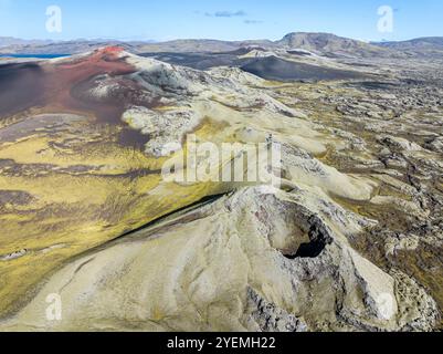 Moosbedeckter Laki-Krater oder Lakagígar, Reihe von Kratern, aus der Vogelperspektive, das Innere des Hochlands Islands, Suðurland, Island Stockfoto