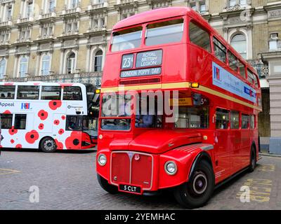 London, Großbritannien. 31. Oktober 2024. Ein Routemaster-Bus und ein anderer mit Mohnmotiv vor dem Bahnhof Charing Cross. Am London Poppy Day, einem Teil des jährlichen Poppy Appells der Royal British Legion, treten Militärbands auf, die Spenden für bedürftige Armed Forces und deren Familien sammeln. Elfte Stunde Fotografie/Alamy Live News Stockfoto