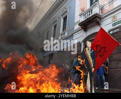 MARCHA MOVIMIENTOS SOCIALES Quito, vienes 31 de octubre del 2024 März der sozialen Bewegungen und Universitätsstudenten in Opposition gegen die Regierung, um gegen die Wirtschaftspolitik und Stromausfälle im Land zu protestieren, Downtown Quito Fotos API Rolando Enriquez Quito Pichincha Ecuador POL MARCHA MOVIMIENTOS SOCIALES afe1fbb6777777d384999e12bd0c4d3e38e38e38e3d0c4d3e38e0 Copyright: XLANEXROZZENRIXRXRIENTOS Stockfoto