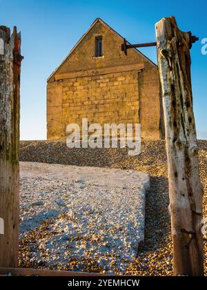 Wenn man durch die alten Holzkiefer blickt, sieht man das Mary Stanford Lifeboat House, ein Denkmal für die Crew, die auf tragische Weise ihr Leben auf See verloren hat Stockfoto