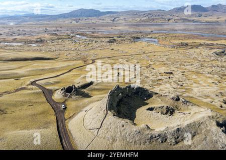 Krater der Laki-Kraterreihe, Blick von oben nach unten, Aussichtsplattform, Geländewagen auf der F206, Skafta-Fluss im Hinterland, Island Stockfoto