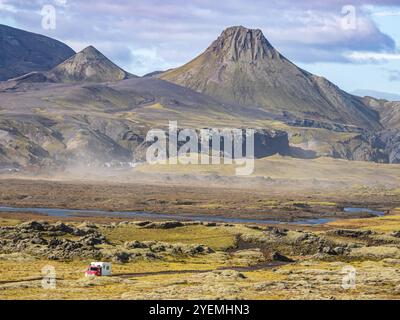 Skafta River und Uxatindar Gebirge, Wohnmobil auf der Straße F206, Laki Touristenstraße, Island Stockfoto