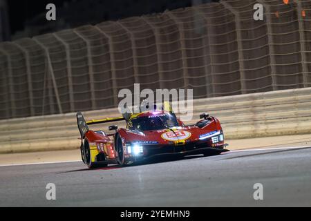 Sakhir, Bahrain. 31. Oktober 2024. Ferrari AF CORSE No.51 Hypercar – Ferrari 499P, Alessandro Pier Guidi (ITA), James Calado (GBR), Antonio Giovinazzi (ITA) während P2. Ahmad Al Shehab/Alamy Live News. Stockfoto