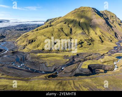 Fluss entlang der F232 Öldufellsleid, Hänge des Mt. Öldufell, moosbedeckter Hügel in schwarzem Lavasand, aus der Vogelperspektive, Island Stockfoto