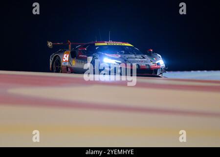 Sakhir, Bahrain. 31. Oktober 2024. Vista AF CORSE No.54 – Ferrari 296 LMGT3, Thomas Flohr (che), Francesco Castellacci (ITA), Davide Rigon (ITA) während P2. Ahmad Al Shehab/Alamy Live News. Stockfoto
