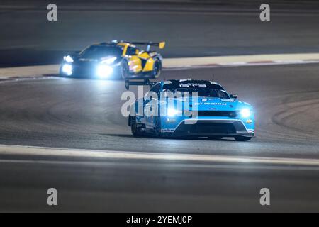 Sakhir, Bahrain. 31. Oktober 2024. Protonenwettbewerb Nr. 77 – Ford Mustang LMGT3, Ryan Hardwick (USA), Zacharie Robichon (CAN), Ben Barker (GBR) während P2. Ahmad Al Shehab/Alamy Live News. Stockfoto