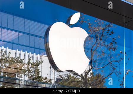 Rancho Cucamonga, USA – 25. Dezember 2022: APPLE ist ein US-amerikanisches Technologieunternehmen, das sich auf Unterhaltungselektronik, Software und Unterhaltung spezialisiert hat. Stockfoto
