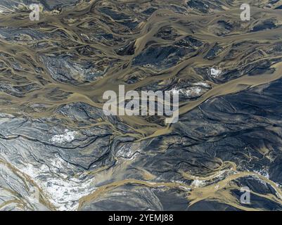 Aus der Vogelperspektive fließen glaiziale Bäche über Mælifellssandur, schwarze Sandwüste, isländische Hochländer, Island Stockfoto