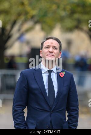 Gareth Davies Abgeordneter (Con: Grantham and Bourne) auf College Green, Westminster, wird nach dem ersten Haushalt der neuen Labour-Regierung am 30. Oktober interviewt Stockfoto
