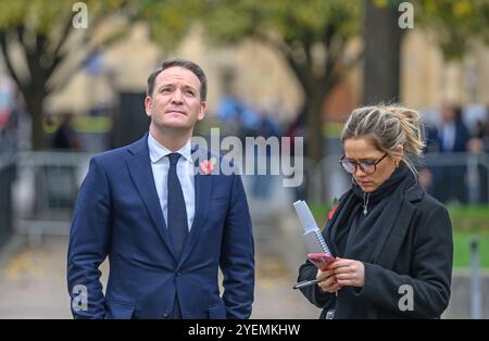 Gareth Davies Abgeordneter (Con: Grantham and Bourne) auf College Green, Westminster, wird nach dem ersten Haushalt der neuen Labour-Regierung am 30. Oktober interviewt Stockfoto