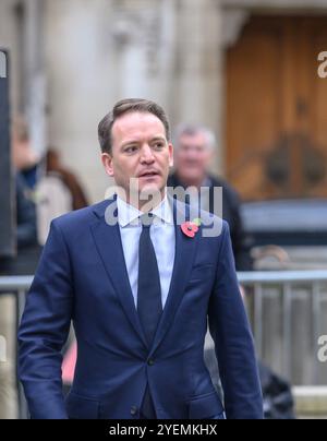 Gareth Davies Abgeordneter (Con: Grantham and Bourne) auf College Green, Westminster, wird nach dem ersten Haushalt der neuen Labour-Regierung am 30. Oktober interviewt Stockfoto