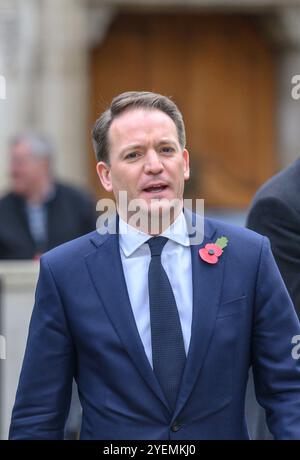 Gareth Davies Abgeordneter (Con: Grantham and Bourne) auf College Green, Westminster, wird nach dem ersten Haushalt der neuen Labour-Regierung am 30. Oktober interviewt Stockfoto