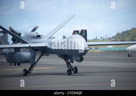 Kaneohe Bay, Vereinigte Staaten von Amerika. 20. Juni 2024. Eine MQ-9A MUX/MÄNNLICHE Drohne des U.S. Marine Corps, die der Marine Unmanned Aerial Vehicle Squadron 3 zugewiesen wurde, fährt am 20. Juni 2024 in Kaneohe Bay auf die Fluglinie der Marine2 Corps Air Station Kaneohe Bay. Quelle: CPL. Joseph Abreu/US Marine Corps Photo/Alamy Live News Stockfoto