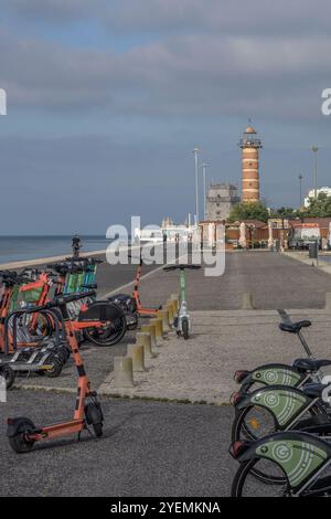 Der Leuchtturm von Belem (Farol de Belém) ist ein kreisförmiger Stein- und Ziegelbau und stellt den alten Leuchtturm von Belém Tower dar, der verschwunden ist Stockfoto