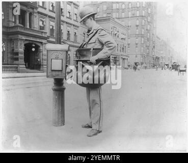 Straßentypen von New York City: Postbote bei Briefkasten, 1896. Archiv American Street Fotografie von Menschen in New York von Elizabeth Alice Austen 1890er Jahre Stockfoto