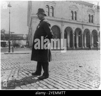 Straßentypen von New York City: Polizist, stehend, voll links, nach links gerichtet, um 1895. Archiv American Street Fotografie von Menschen in New York von Elizabeth Alice Austen 1890er Jahre Stockfoto