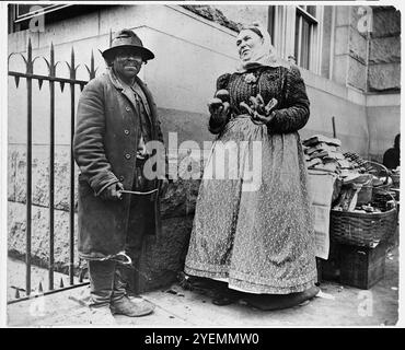 Straßentypen von New York City: Auswanderer und Brezelverkäufer, um 1895. Archiv American Street Fotografie von Menschen in New York von Elizabeth Alice Austen 1890er Jahre Stockfoto