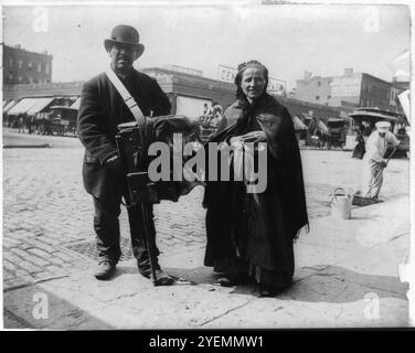 Straßentypen von New York City, 1897. Der Organschleifer und seine Frau. Archiv American Street Fotografie von Menschen in New York von Elizabeth Alice Austen 1890er Jahre Stockfoto