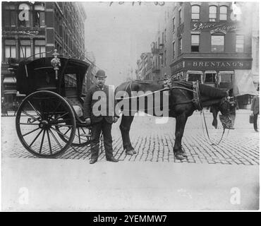 Straßentypen von New York City: Hänselfahrer, der vor Pferd und Taxi steht. 1896. Archiv American Street Fotografie von Menschen in New York von Elizabeth Alice Austen 1890er Jahre Stockfoto