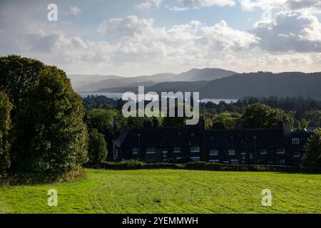 Wunderschöne Landschaft rund um Windermere im Lake District Nationalpark, Cumbria, England. Regenwolken über dem See im Frühherbst. Stockfoto