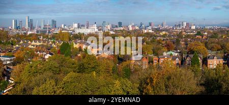Manchester Skyline vom Aussichtspunkt Birchfields Park im Herbst Stockfoto