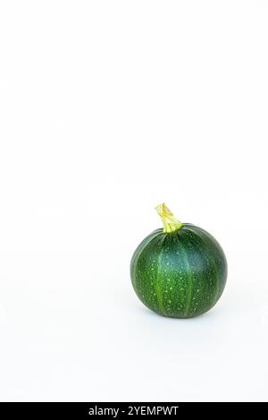 Grüne Zucchini oder runde Zucchini - cucurbita Pepo auf weißem Hintergrund Stockfoto