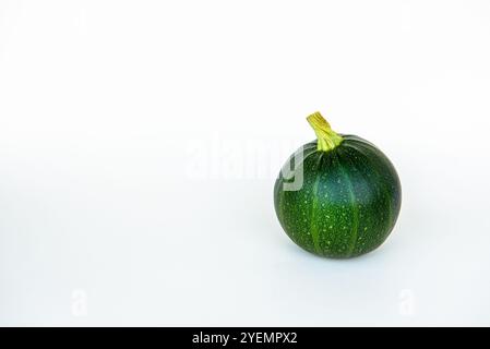 Grüne Zucchini oder runde Zucchini - cucurbita Pepo auf weißem Hintergrund Stockfoto