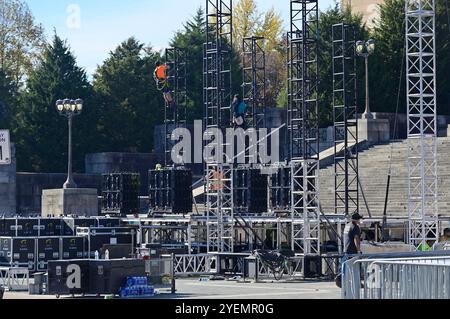 Philadelphia, Ungebundene Staaten. 31. Oktober 2024. Die Crews arbeiten am 31. Oktober 2024 am Bau einer Veranstaltungsbühne in den „Rocky Steps“ vor dem Philadelphia Museum of Art in Philadelphia, PA. (Foto: Bastiaan Slabbers/SIPA USA) Credit: SIPA USA/Alamy Live News Stockfoto