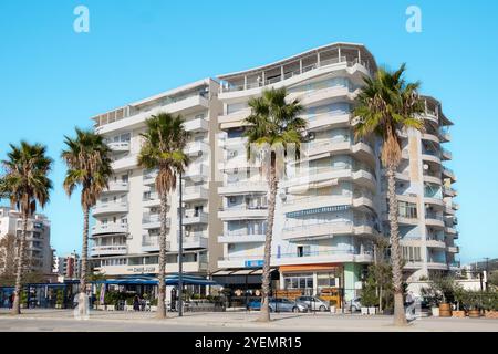 Vlore, Albanien, Zentrum der Stadt Lungo Mare Strand mit neuen Wohngebäuden. Stadtbild. Vlore Center mit Hotels und Luxusapartments mit Palm Stockfoto