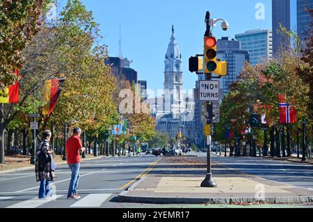 Philadelphia, Ungebundene Staaten. 31. Oktober 2024. Allgemeine Szene von Menschen, die den Benjamin Franklin Parkway überqueren, mit dem Rathaus im Hintergrund in Philadelphia, PA am 31. Oktober 2024. (Foto: Bastiaan Slabbers/SIPA USA) Credit: SIPA USA/Alamy Live News Stockfoto