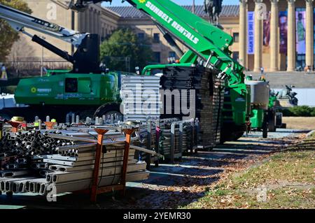 Philadelphia, Ungebundene Staaten. 31. Oktober 2024. Die Crews arbeiten am 31. Oktober 2024 am Bau einer Veranstaltungsbühne in den „Rocky Steps“ vor dem Philadelphia Museum of Art in Philadelphia, PA. (Foto: Bastiaan Slabbers/SIPA USA) Credit: SIPA USA/Alamy Live News Stockfoto