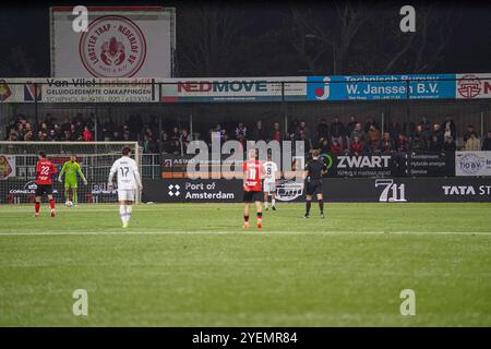 Velsen Zuid, Niederlande. 31. Oktober 2024. VELSEN-ZUID, NIEDERLANDE - OKTOBER 31: Fans und Unterstützer von Helmond Sport sehen sich am 31. Oktober 2024 im niederländischen TOTO KNVB Cup First Round Spiel zwischen SC Telstar und Helmond Sport im Stadion 711 in Velsen-Zuid, Niederlande, an. (Foto von Andre Weening/Orange Pictures) Credit: Orange Pics BV/Alamy Live News Stockfoto