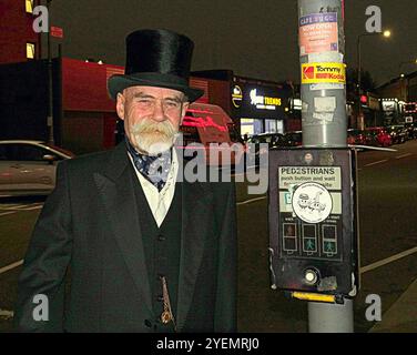 Glasgow, Schottland, Großbritannien. 31. Oktober 2024. Schrecknacht auf dem berühmten weltberühmten Barras Market Halloween Beetlejuice Night, während Kunden und Händler sich für Urlaubsspaß verkleiden. Credit Gerard Ferry /Alamy Live News Stockfoto