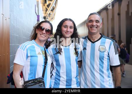 Louisville, Vereinigte Staaten Von Amerika. 30. Oktober 2024. Louisville, Kentucky, 30. Oktober 2024: Argentinien-Fans posieren für ein Foto vor dem Spiel in einem internationalen Freundschaftsspiel zwischen den USA und Argentinien am 30. Oktober 2024 im Lynn Family Stadium in Louisville, Kentucky, USA. Endergebnis: USA-Argentinien 3-0. (EM Dash Photography/SPP) Credit: SPP Sport Press Photo. /Alamy Live News Stockfoto