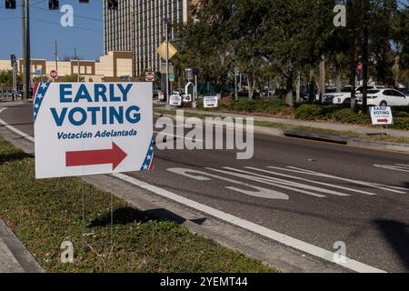Ein Schild an der öffentlichen Straße zeigt an, wo man früh für die Wahl 2024 in den Vereinigten Staaten wählen muss Stockfoto