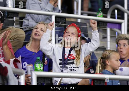 Louisville, Vereinigte Staaten Von Amerika. 30. Oktober 2024. Louisville, Kentucky, 30. Oktober 2024: Fans jubeln während der ersten Halbzeit in einer internationalen Freundschaft zwischen den USA und Argentinien am 30. Oktober 2024 im Lynn Family Stadium in Louisville, Kentucky, USA. Endergebnis: USA-Argentinien 3-0. (EM Dash Photography/SPP) Credit: SPP Sport Press Photo. /Alamy Live News Stockfoto