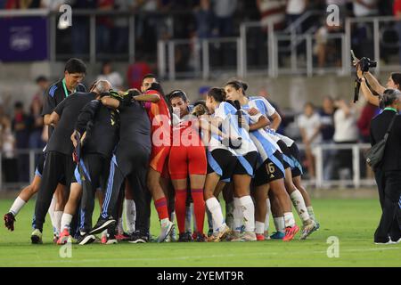 Louisville, Vereinigte Staaten Von Amerika. 30. Oktober 2024. Louisville, Kentucky, 30. Oktober 2024: Argentinische Spieler treffen sich nach dem Spiel in einem internationalen Freundschaftsspiel zwischen den USA und Argentinien am 30. Oktober 2024 im Lynn Family Stadium in Louisville, Kentucky, USA. Endergebnis: USA-Argentinien 3-0. (EM Dash Photography/SPP) Credit: SPP Sport Press Photo. /Alamy Live News Stockfoto