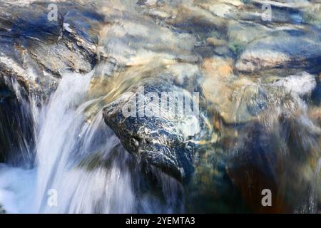 Steine in fließendem Wasser Stockfoto