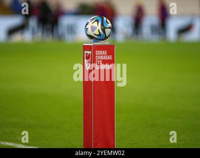 Cardiff, Großbritannien. Oktober 2024. The Match Ball - Qualifikationsspiel zur UEFA Women's Euro 2025 zwischen Wales und der Slowakei im Cardiff City Stadium in Cardiff, Wales. (B. East/SPP) Credit: SPP Sport Press Photo. /Alamy Live News Stockfoto