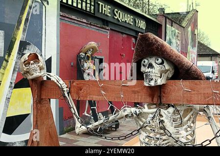 Glasgow, Schottland, Großbritannien. 31. Oktober 2024. Schrecknacht auf dem berühmten weltberühmten Barras Market Halloween Beetlejuice Night, während Kunden und Händler sich für Urlaubsspaß verkleiden. Credit Gerard Ferry /Alamy Live News Stockfoto