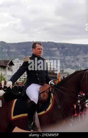 GENF; SCHWEIZ-04. Mai 2024: Kavallerie-Offizier in der Waadtländer Kantonsmiliz nimmt an der Straßenparade Teil – Old Grenadiers March. Stockfoto