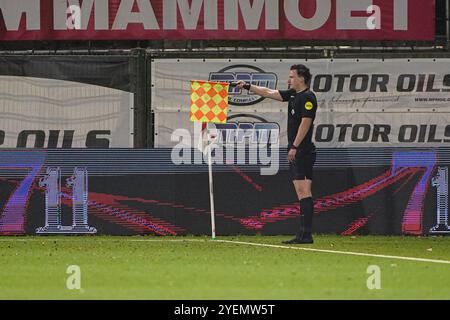 Velsen Zuid, Niederlande. 31. Oktober 2024. VELSEN-ZUID, NIEDERLANDE - OKTOBER 31: Assistenzschiedsrichter Rick van Rijn fliegt am 31. Oktober 2024 im niederländischen TOTO KNVB Cup First Round Spiel zwischen SC Telstar und Helmond Sport im Stadion 711 in Velsen-Zuid, Niederlande. (Foto von Andre Weening/Orange Pictures) Credit: Orange Pics BV/Alamy Live News Stockfoto