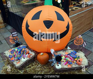 Glasgow, Schottland, Großbritannien. 31. Oktober 2024. Schrecknacht auf dem berühmten weltberühmten Barras Market Halloween Beetlejuice Night, während Kunden und Händler sich für Urlaubsspaß verkleiden. Credit Gerard Ferry /Alamy Live News Stockfoto