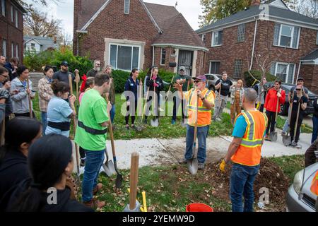 Detroit, Michigan - die gemeinnützige Greening of Detroit pflanzt Bäume im Stadtviertel Morningside. Die Arbeit wurde von Freiwilligen geleistet, die mir zuhörten Stockfoto