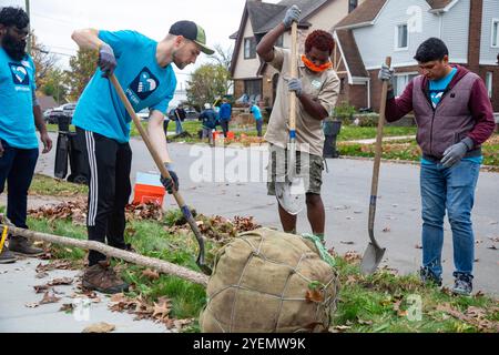 Detroit, Michigan - die gemeinnützige Greening of Detroit pflanzt Bäume im Stadtviertel Morningside. Die Arbeit wurde von Freiwilligen geleistet, viele von General Stockfoto