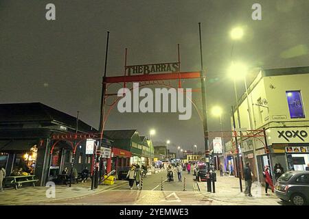 Glasgow, Schottland, Großbritannien. 31. Oktober 2024. Schrecknacht auf dem berühmten weltberühmten Barras Market Halloween Beetlejuice Night, während Kunden und Händler sich für Urlaubsspaß verkleiden. Credit Gerard Ferry /Alamy Live News Stockfoto